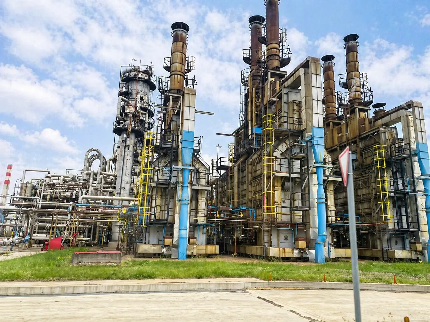Refinery process units, representative service environment